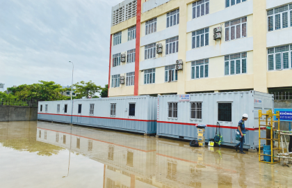 Đánh Giá Hiệu Quả Lán Trại Công Trình Mùa Mưa: Xây Truyền Thống Hay Dùng Container Văn Phòng?